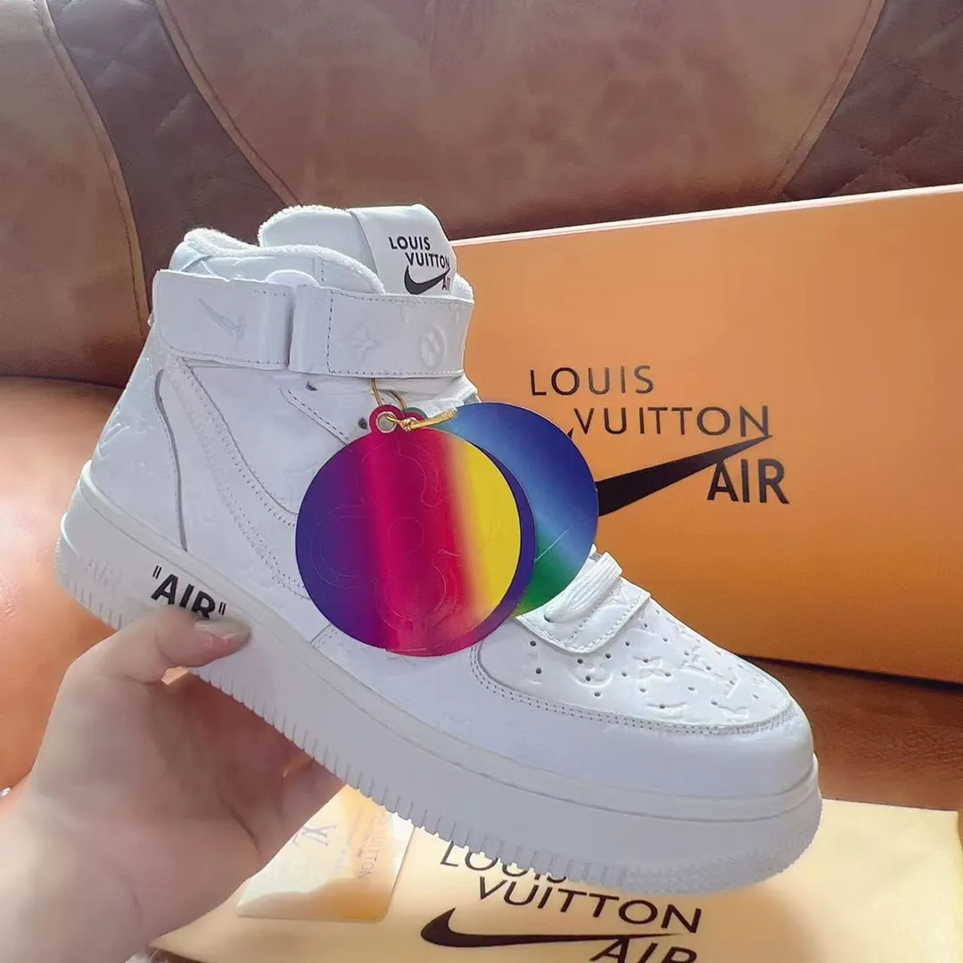 P500 Loui* Vuitto* x OFF-WHITE x Nike tripartite collaboration! Trendy and cool men's high-top casual sports shoes with unrivaled color matching. The design idea basically continues the style of THE TEN. The Swoosh line and tongue label have a very familiar visual effect and are both fashionable and trendy! A must-have for fashionistas! The effect on your feet is absolutely stunning! Size: 38-45